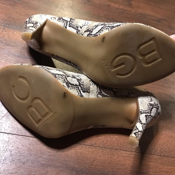 BCBGeneration Python Snake Pumps - Picture 5 of 8